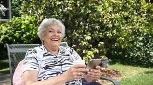 Cet arbre pousse aussi vite que le bambou, mais son atout majeur reste sa floraison spectaculaire